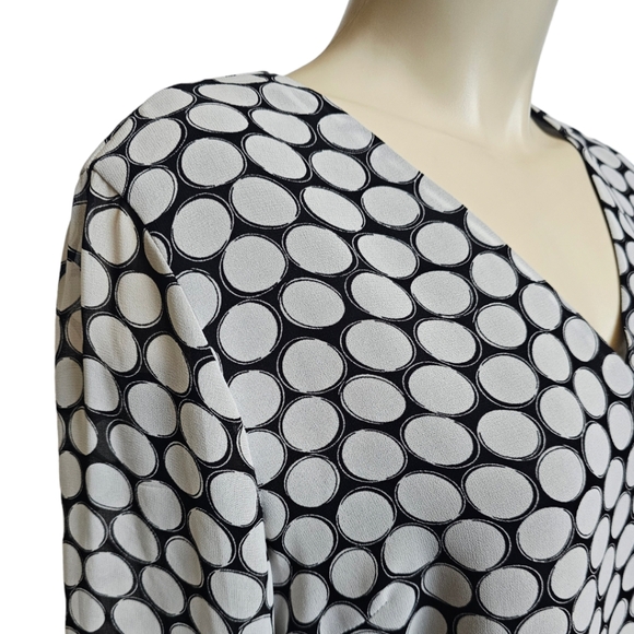 Calvin Klein tiered bell sleeve blouse. Small - Picture 2 of 6